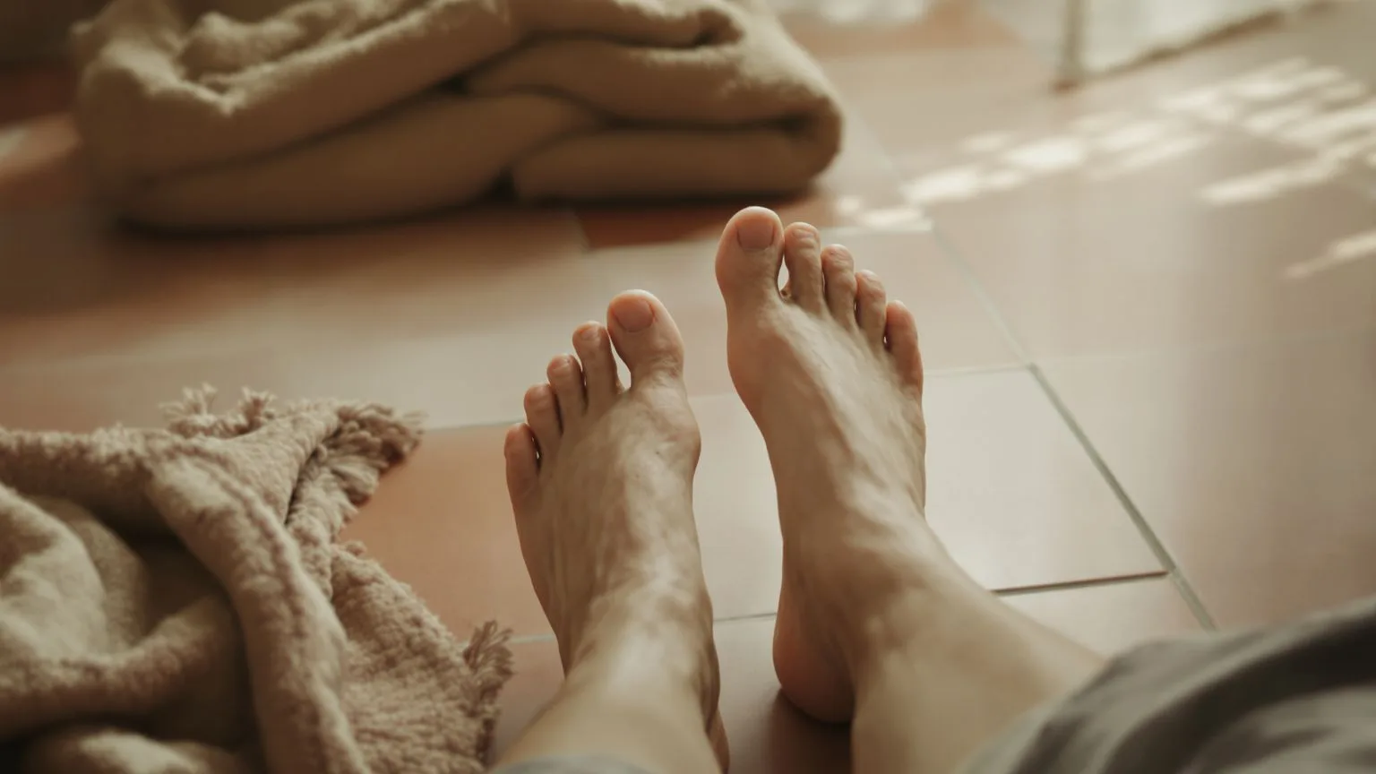 Bare feet resting on terracotta floor beside a folded blanket, a 12-minute safe return when your mind goes blank